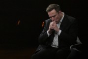 起卦问事特斯拉股价收涨超3%：特朗普无意沟通，马斯克父亲劝儿子低头